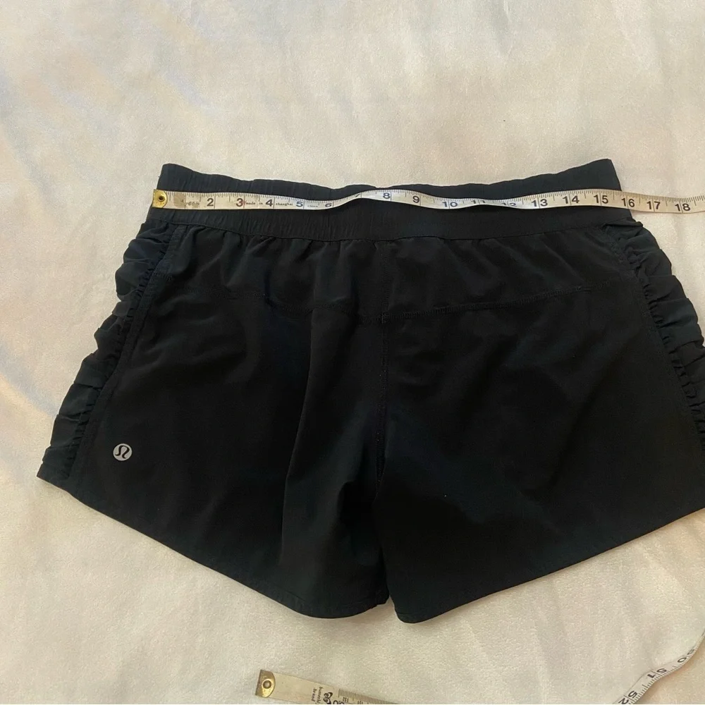 Lululemon Black Run Around Reversible Short Size 8 - 2956